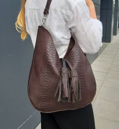 A beautiful chocolate brown leather bag. Made of genuine leather. Soft, fleshy leather. Natural leather with a python embossing. On the back of the bag, a large outer pocket with a zipper. Bag with zipper. Black lining inside. Inside there is a zip pocket and 2 phone pockets. The bag has two straps. Shorter to wear on the shoulder and adjustable longer to wear crossbody Height of the bag 33 cm. Totaj width 41 cm, side 11 cm. . The bag is great, it is very pleasant to touch, it fits a lot and fit Christmas Europe, Boho Mode, Mode Boho, Hobo Bags, Brown Leather Shoulder Bag, Brown Leather Bag, Boho Bag, Hobo Handbags, Style Boho