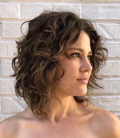 Layer Wavy Hair Medium, Short To Medium Haircuts For Wavy Hair, Curly Over 50 Hair, Short Hair For Naturally Wavy Hair, Thick Wavy Hair Medium Length, Haircuts For Naturally Wavy Hair Medium Round Face, Medium Length Wavy Shag Haircuts, Short Wavy Balayage Hair, Shaggy Haircuts For Wavy Hair