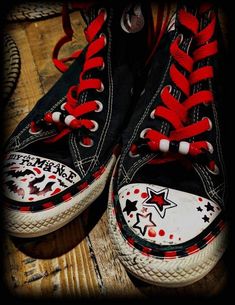 Emo Shoes Drawing, Decorated Converse Grunge, Cool Converse Lace Patterns, Mcr Shoes, How To Decorate Converse, Punk Shoes Diy, Converse Shoes Ideas, Converse Ideas Diy, Shoe Designs Drawing