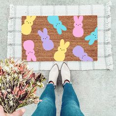 Peeps Easter Doormat - The Simply Rustic Barn Easter Doormat Ideas, Spring Doormat Diy, Easter Door Mat Diy, Peep Door Hanger, Home Made Home Decor, Colorful Easter Decor, Spring Door Mat Ideas, Spring Doormat Ideas, Easter Decor Ideas For The Home