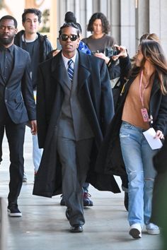 ASAP rocky court fit Asap Rocky Best Outfits, Asap Rocky In Suit, Asap Rocky Drip, Asap Rocky Suit Outfit, Asap Rocky Fashion Aesthetic, Asap Rocky Trench Coat, Asap Rocky Formal Outfits, Asap Rocky Outfits Style, Rappers In Suits