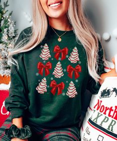 Christmas Coquette Bow Sweatshirt, Christmas Tree Cake Shirt, Aesthetic Christmas Shirt, Girly Christmas Graphic Tee, Xmas Tree Farm Season ► SHIRT DETAILS The sweatshirts are UNISEX - they are meant to have a relaxed fit, please refer to the size chart for more details. ✦50/50 cotton/polyester, Heather colors are 40/60 cotton/polyester ✦ Pre-shrunk ✦ Classic fit ✦ Reduced pilling and softer air-jet spun yarn ✦1x1 athletic rib knit collar, cuffs and waistband, with spandex ✦ Double-needle stitch Christmas Tree Cake Shirt, Bow Sweatshirt, Vintage Christmas Shirt, Girly Christmas, Christmas Coquette, Tree Cake, Christmas Tree Cake, Shirt Aesthetic, Christmas Graphic