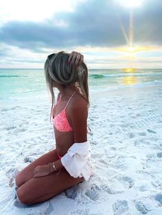 Cute Insta Beach Pics, Beach Ig Pictures Ideas, Stair Beach Pictures, Photo Poses For Vacation, Aesthetic Pictures To Take At The Beach, Best Beach Picture Ideas, Poses For On The Beach, Cute Summer Picture Ideas, Beach Pics By Yourself