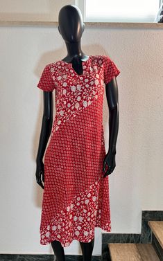 Vintage Anokhi Dress 100% Cotton Gauze XS/S Measures: Length: 111 cm / 43.70'' Bust: 40 cm / 15.74'' Waist : 39 cm / 15.35'' Condition : good - she has a spot in the front - see pic - she is priced accordingly Traditional Fitted V-neck Dress, Casual Sleeveless Dress With Batik Print, Cotton Shift Dress With V-neck, Casual Cotton Patterned Dresses, Casual Long Patterned Dress, Fitted V-neck Kurta With Printed Motifs, Cotton V-neck Shift Midi Dress, Traditional Cotton V-neck Dress, Printed Cotton Short Sleeve Dresses