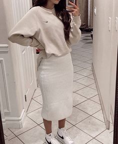 Modelo com suéter de algodão Summer Time Outfits Modest, Casual Knit Dress Outfit, Target Office Outfits, Casual Modest Skirt Outfits, Modest Outfits Pentecostal, Modest Fashion Skirts, Modest Outfits Skirts And Dresses, Elegant Outfit Modest, Cute Modest Skirt Outfits