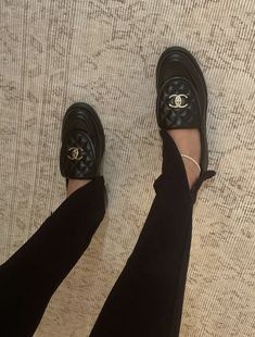 Chanel Loafers Aesthetic, Chanel Loafers Outfit Street Styles, Aesthetic Loafers, Outfits With Loafers, Chanel Shoes Outfit, Old Money Shoes, Loafer Outfits Women, Chunky Loafers Outfit, How To Style Loafers