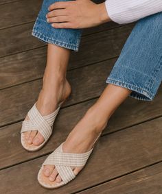 Raffia Crossover Sandal – Jenni Kayne Jenny Kayne, Raffia Sandals, Jenni Kayne, Shoe Boot Sandals, Leather Dresses, Fashion Essentials, Flat Shoes, Shoes Heels Boots, Luxury Shoes