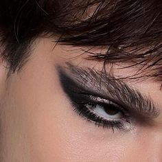 Men’s Eyeliner Looks, Men In Black Makeup, Black Man Makeup, Rockstar Makeup Men, Men’s Makeup Looks, Eye Makeup Men, Makeup On Men, Black And Silver Makeup, Makeup Hombre