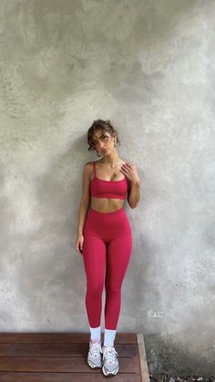 Red Workout Outfit, Red Workout Set, Adrette Outfits, Workout Fits Women, Modele Fitness, Gymwear Outfits, Gym Crush, Look Legging, Cute Outfits With Leggings