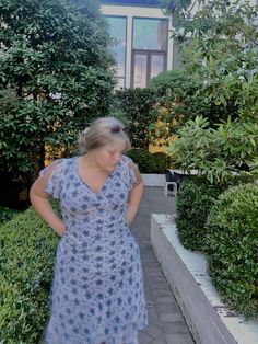 #dress #dinnerdate #ootd #dress #outfits #midsizedress #plussizeoutfits #plussizedress #pinterest #90s #aesthetic #bluedress #lowbun #dinner #midsizestyle #summer #summerdress #sundress #90sgrunge #2000snostalgia #2000s Button Up Dress Outfit, Dinner Date Dress, Chubby Girl Outfits, Date Dress, Midsize Style, 90s Floral, Ootd Dress, 90s Aesthetic, Floral Button Up