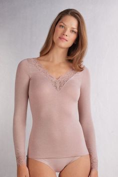 Long-sleeved modal cashmere ultralight shirt enhanced with lace. Elegant Stretch Viscose Tops, Feminine Tops With Delicate Lace For Loungewear, Feminine Delicate Lace Tops For Loungewear, Elegant Lace Tops For Fall, Elegant Long Sleeve Tops With Soft Stretch, Elegant Long Sleeve Soft Stretch Tops, Elegant Seamless Stretch Tops, Elegant Solid Tops For Loungewear, Elegant Tops With Delicate Lace For Loungewear