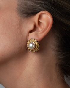 Whether you're sealing deals in the boardroom or gracing a sophisticated soirée, these earrings will complement your outfit with a touch of retro chic. The impeccable craftsmanship ensures durability, while the gold plating adds a touch of luxury that effortlessly elevates your ensemble. With their timeless appeal and versatile design, these statement earrings are a must-have for those who appreciate the fusion of classic style and contemporary elegance. Embrace the power of the 80s while making Vintage Bridal Earrings, Big Stud Earrings, Retro Earrings, Pearl Earrings Wedding, White Circle, Retro Earring, Gold Pearl Earrings, Natural Pearl, Earrings Wedding