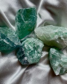 Raw Crystals, Pretty Rocks, Rocks And Gems, Cute Room Decor, Raw Crystal, Stone Rocks