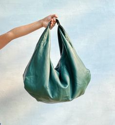 Please read our shipping terms and conditions before placing an order : https://www.etsy.com/listing/1079992551/must-read-alus-indonesia-shipping-terms Choose your own color for a bag that holds your shoulder effortlessly and can take all your necessary everyday items. From weekend, to weekday, this roomy bag goes with many outfits and occasions. Leather is durable, doesn't wrinkle much and comes in a large variety colors and styles. Perfect for every day or work bag and travel bag. To check oth Dark Green Boho, Soft Leather Hobo Bag, Large Hobo Bag, Soft Leather Handbags, Leather Weekender Bag, Best Purses, Large Leather Tote, Hobo Bags, Classic Bags