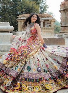 Astin Design, Mehandi Outfit, Design Lehenga, Dress Etiquette, Women Lehenga, Girls Lehenga, Pakistani Lehenga, Lehenga Design, Simple Lehenga