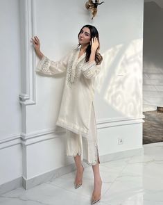 Pakistani Kurta Set, Indian Short Kurti, Modern Kurti, Winter Outfits Dinner, Outfit Ideas For School Fall, Hair Color Short Hair, Indian Outfits Modern