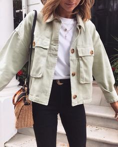 Shirt Jacket Outfit Women, Shirt Jacket Outfit, Comfy Jeans Outfit, Shirt Jacket Womens, Jacket Outfit Women, Big Pockets, Outfit Jeans, Street Style Trends, Mode Inspo