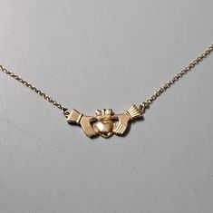 14 Karat Yellow Gold Claddagh Necklace. 17" Station Necklace. Heavy Claddagh Pendant Attached To A Nice Sturdy 17" 14 Karat Yellow Gold Cable Chain. New And Never Worn (Unfortunately Having Reaction To All Yellow Gold Every Since I Was Pregnant) Weight 1.05 Grams. Stamping For 14 Karat Yellow Gold Is Shown In Photos Posted. Group Jewelry, Yellow Gold Heart-cut Charms Necklace, Victorian Yellow Gold Heart Pendant Necklace, Heirloom Yellow Gold Coat Of Arms Jewelry, Valentine’s Day Yellow Gold Plated Chain Necklace, Heart-shaped Yellow Gold Brass Necklace, Royal Chain, Claddagh Necklace, Station Necklace