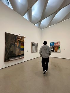 art, outfit, black cargos, nike dunks, grey sweater, bucket hat, aesthetic, museum, the broad, Los Angeles, California, fit pic, 2023, pose, stance, solo Ig Outfit Poses, Poses For Ig Pics Men, Instagram Photos To Recreate, Poses Reference Instagram, Art Gallery Picture Ideas, No Face Fit Pic, Instagram Inspo Men, Fit Pic Poses Men, Museum Aesthetic Photoshoot