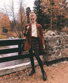 Plaid Skirt Work Outfit, Autumn Preppy Outfits, Scottish Outfits For Women, Autumn Plaid Outfit, Autumn Outfits For Work, 80s Preppy Aesthetic, England Clothes Style, Oxford Preppy Style, Dark Academia Outfit Women Autumn