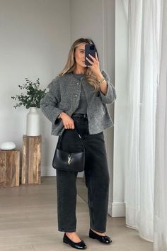 Boucle Jacket Outfit, Grey Jacket Outfit, Jeans Handbag, Women Fall Outfits, Grey Tshirt, Stylish Fall Outfits, Grey Jacket, Stylish Work Attire