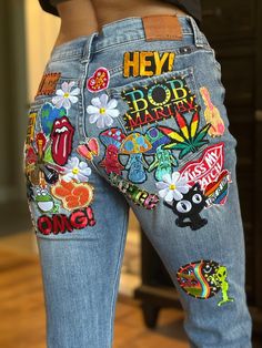 Patchwork Jeans For Women, Vintage Remake Clothes, Patterned Jeans Outfit, Jeans Customization, Patches On Pants, Painted Jeans Diy, Patchwork Jeans Diy, Art On Jeans, Diy Patchwork Jeans