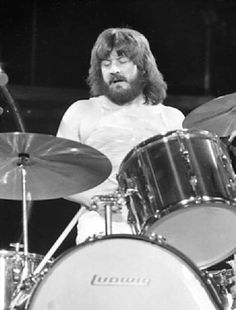 John Bonham Led Zeppelin at the Pontiac Silverdome in Detroit, Michigan. April 30, 1977 Led Zeppelin Concert, Keith Moon, How To Play Drums, Robert Plant