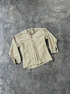 100% cotton, 4 button front, banded collar. No holes, rips, or tears that challenge the wearability of the garment. Some wear at the wrists. No gross stains. Some minor discoloration spots as pictured, not a big deal and hardly noticable. Great medium weight layering shirt for fall. Tag too faded to read size, please see measurements. Shoulders-19.25" Sleeve Inseam Length-19.5" Width(pit to pit)-22" Length-27.5"   Please noteThis is a pre-owned item. Garment has been washed with free and clear detergent and air dried. Measurements are taken directly from garment. Ask all questions prior to purchase. I do not issue refunds due to improper fit, if you are sensitive to a trace scent of prior detergent, or scent from previous owner. If you cannot read a tape measure I am not your seller. Refun Beige And Green, Layered Shirts, Band Collar, 80s Vintage, Blouse Shirt, Big Deal, Tape Measure, Medium Weight, Shirt Blouses