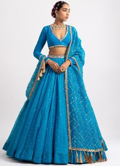 Firozi Blue Silk Organza Heavy Dupatta Lehenga Set Vvani by Vani Vats - Fabilicious Fashion Vani Vats, Heavy Dupatta, Organza Lehenga, Organza Blouse, Blue Lehenga, New Fashion Trends, Silk Organza, V Neck Blouse, Aza Fashion