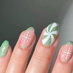 Holiday Nail Designs Christmas, Erika Nails, Simple Grinch Nails, Christmas Nails Grinch, Grinch Christmas Nails, Grinch Nail Art, Grinch Nails, Cute Simple Nails