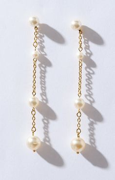 So lightweight, you won't even know they're there! Dainty faux pearls along a delicate drop chain. Flowy Clothing, Earrings Gold Pearl, How Many Bridesmaids, Boho Wedding Jewelry, Accessories Pearl, Bridesmaid Accessories, Bride Accessories, California Style, Show Me Your Mumu