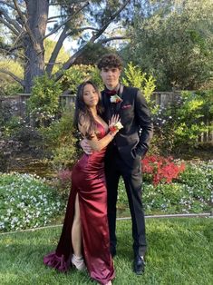 Burgundy Prom Couple Outfit, Red Prom Dress Latina, Prom Pics Aesthetic Couple, Ball Couple Outfit, Prom Inspiration Couples, Fitted Fishtail Gown For Homecoming, Fishtail Gown For Homecoming, Fitted Full-length Gown For Homecoming, Fitted Mermaid Homecoming Gown