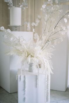 Lunaria, white amaranth, white fern, modern floral arrangement, white stone container Winter Texture, Winter Floral Arrangements, Diy Fleur, Rose Floral Arrangements, White Flower Arrangements, Altar Arrangement, All White Wedding, Modern Flower Arrangements, Organic Wedding