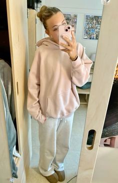 Aritzia Hoodie Aesthetic, Aritzia Hoodie Outfit, Aritzia Outfit Aesthetic, Garage Clothing Outfits, Garage Clothes, Pink Hoodie Outfit, Aritzia Hoodie, Simple Outfits For School, Garage Clothing