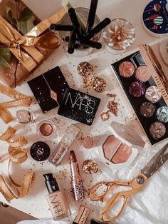 Arte Glitter, How To Use Makeup, قلادات متدلية, Beauty Gift Guide, Makeup Wallpapers, Beauty Products Gifts, Makeup List, Inspiration Instagram