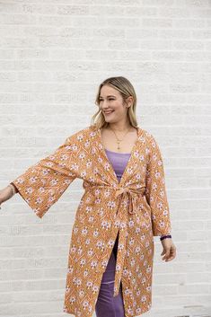 make a statement in the greta cardi duster! this midi-length duster is designed with a removable tie, and pockets for added convenience and style. this style of cardi duster is perfect to pair over our misty dress in stay groovy daisy or with the matching estelle pant and jazz tank for a retro vibe.