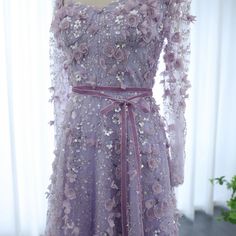 Gönnen Sie sich Luxus und Eleganz mit dem fuchsiafarbenen Abendkleid Dreamy Vow 2024 Luxury Dubai. Das aufwendige gewellte Design und der atemberaubende Überrock verleihen diesem Kleid mit hohem Schlitz einen Hauch von Glamour, perfekt für jeden formellen Anlass. Tauchen Sie mit diesem exquisiten, arabisch inspirierten Kleid in die reiche Kultur Dubais ein. Purple Long Sleeve Dress For Mother Of The Bride, Elegant Ball Gown With Floral Applique And Fitted Bodice, Party Ball Gown With Floral Applique, Wedding Dress With 3d Flowers In Tulle, Wedding Tulle Dress With 3d Flowers, Purple Long Sleeve Mother Of The Bride Dress, Wedding Dresses With 3d Flowers And Tulle, Floral Embellished Ball Gown Evening Dress For Party, Floral Ball Gown Evening Dress For Party