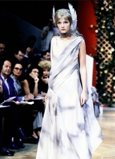 givenchy spring/summer 1999 haute couture designed by alexander mcqueen Givenchy Couture, Philip Treacy, Makeup Goals, Fantasy Fashion, Mode Vintage, Parisian Style, Preppy Style, Feminine Style