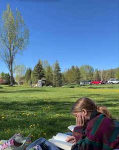 Reading Outdoors Aesthetic, Reading At Park, Reading Picnic Aesthetic, Park Reading Aesthetic, Reading In A Park Aesthetic, Spring Aesthetic City, Reading In Nature, Book Picnic