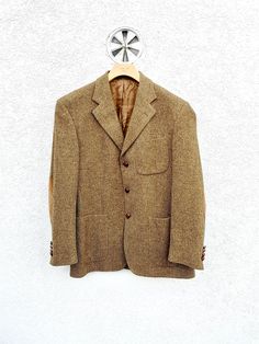 Vintage FACONNABLE  tan-brown speckled  wool jacket. This AW sport suit blazer is perfect for autumn/winter/spring season. The condition is soft worn, please check the photos. Size on tag: 50 ; drop 7R Condition: 9/10 MEASUREMENTS (taken lying flat) : Shoulders:  50 cm - 19.5'' Pit to pit : 54 cm - 21'' Outer Sleeves : 62 cm- 24'' Length from collar on back: 79 cm - 31''  Add my store to Favorites and Follow my Shop for new items. DELIVERY: For new updates on delivery please see my Shops front p Casual Beige Single-breasted Tweed Jacket, Casual Brown Blazer With Notch Lapel, Brown Business Casual Sport Coat For Spring, Brown Spring Sport Coat For Business Casual, Casual Brown Single-breasted Tweed Jacket, Brown Wool Sport Coat With Lapel Collar, Brown Lapel Collar Sport Coat For Fall, Tailored Brown Single Breasted Sport Coat, Fall Brown Lapel Collar Sport Coat