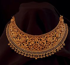 Bride Wearing Gold Jewelry, Big Dollars For Gold Chain, Bengali Necklace Designs, Bengali Choker Necklace, Gold Haar Design, Nath Design, Bengali Jewellery, Fashion Jewelry Necklaces Gold, Juliet Rose