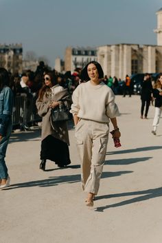 10 French Winter Fashion Must-Haves - Leonce Chenal Parisian Street Style Winter, French Winter Outfits, Parisian Winter Outfits, Layered Winter Outfits, Parisian Winter, Cream Cashmere Sweater, Autumn Fashion Work