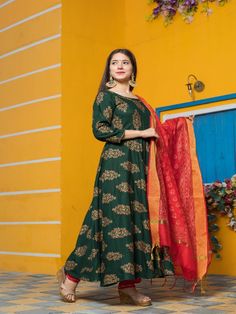 Golden Leaf Printed Green Round Neck Flared Anarkali Kurta Set Paired with Red Chanderi Gold Printed Dupatta Set Neck: Round neck Sleeve Length: 3/4th Kurta Length: Ankle Length Work Type: Gota Patti Fabric: Kurta & Botton - Rayon Dupatta - Chanderi Note: Dry Clean Only. The product will be shipped within 15-20 days of the order placed Measurements: Size Bust Waist Hip XS 34 28 36 Size 36 30 38 M 38 32 40 L 40 34 42 XL 42 36 44 2XL 44 38 46 3XL 46 40 48 4XL 48 42 50 5XL 50 44 52 Kalamkari Palazzo Set For Diwali, Festive Kalamkari Print Palazzo Set, Festive Designer Sharara With Kalamkari Print, Wedding Palazzo Set With Kalamkari Print For Diwali, Festive Kalamkari Print Sharara For Designer Wear, Festive Designer Kalamkari Print Sharara, Festive Kalamkari Print Designer Sharara, Navratri Maxi Length Dupatta With Dabka, Red Anarkali Set With Straight Kurta For Puja