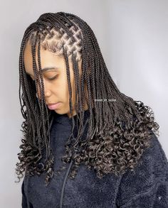 Small knotless braids, small Knotless braids with curly ends, Short Curly Box Braids For Black Women, Short Braided Hairstyles With Curls, Cute Box Braids Hairstyles Short, Shoulder Length Knotless Box Braids With Curls, Box Braids Hairstyles Medium With Curls, Smedium Box Braids For Black Women, Short Medium Knotless Braids With Curls, Short Braid With Curls, Short Braids Curly Ends