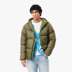 Protect yourself from the cold in style with this Lacoste down jacket. Made from recycled materials, it provides optimal warmth with its duck down filling. A must-have in your wardrobe to face winter with elegance.