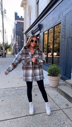 Thanksgiving Outfit Ideas That Will Make You the Star of the Dinner!🧡🍂 Step up your style game with this stunning Thanksgiving Outfit Ideas Women are obsessing over! Perfect for all your Fall Events, this look is the ultimate mix of chic and comfort. Not sure What To Wear Fall? Pair this outfit with Black Kitten Heels to elevate your look effortlessly. Whether you\'re attending an elegant Event Outfit gathering or keeping it relaxed with Lazy Day Outfits, this ensemble has you covered. Find m... What To Wear For Thanksgiving, Leggings Outfit Fall, Outfit Dinner, Chic Holiday