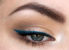 Make Up Color, Easy Winged Eyeliner, Eyeshadow For Green Eyes, Eyeliner Color, Winged Eyeliner Tutorial, Smokey Eyeliner, Blue Liner, Eyeliner For Beginners