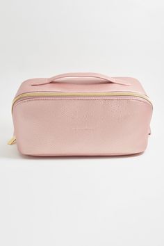 the cosmetic bag in pink pebbled leather with gold zippers on the front and side