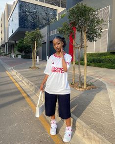 Styling A Football Jersey Women, Soccer Jersey Outfit Women Style, Aesthetic Soccer Jersey Outfit, Jersey Outfit Black Women Summer, Man U Jersey, Soccer Jersey Jorts, Women’s Soccer Jersey Outfit, Soccer Outfits For Women