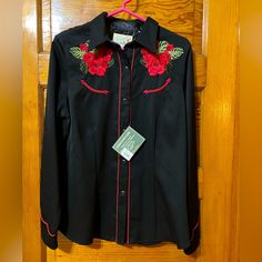 New With Tags Rare Ladies Size Large Roper Classics Snap-Front Shirt. Red Piping On A Western Yoke, Hibiscus Flowers With Green Leaves. It’s A Gorgeous Shirt With Lovely Details It’s Just Too Big For Me! Western Dress Shirts For Women, Embroidered Fitted Shirt For Fall, Fitted Embroidered Shirt For Fall, Fitted Embroidered Red Shirt, Fitted Red Embroidered Shirt, Fitted Shirt With Floral Embroidery For Fall, Black Shirt With Floral Embroidery For Fall, Riding Shirts, Western Wear Outfits